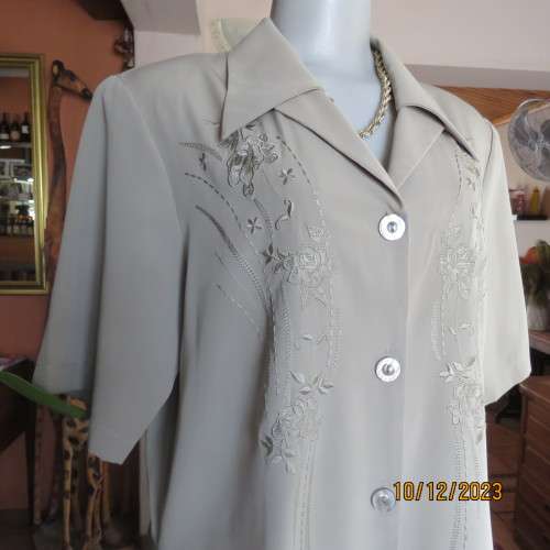 Stunning avo green richly embroidered silky polyester short sleeve top.By TUNG TAI size 40.As new.
