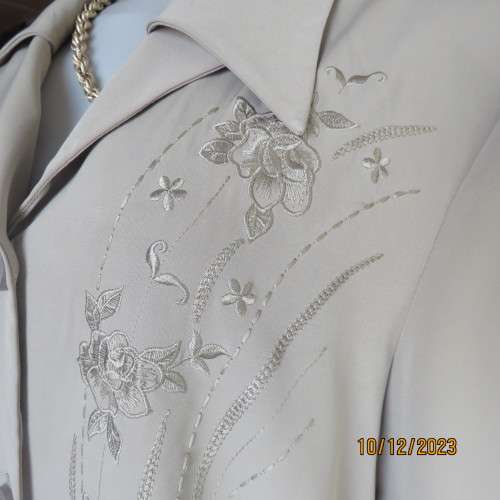 Stunning avo green richly embroidered silky polyester short sleeve top.By TUNG TAI size 40.As new.