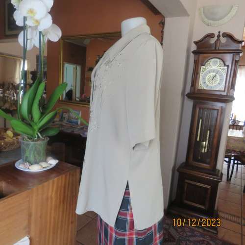 Stunning avo green richly embroidered silky polyester short sleeve top.By TUNG TAI size 40.As new.