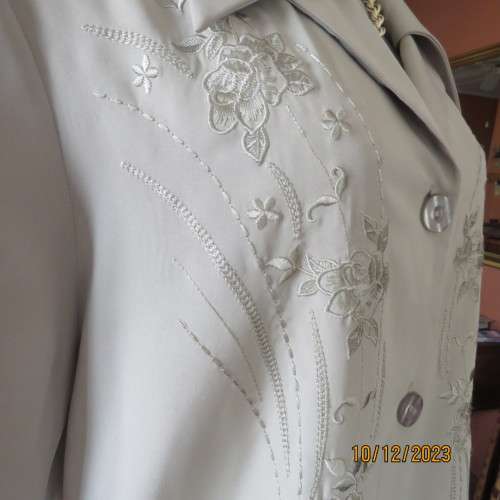 Stunning avo green richly embroidered silky polyester short sleeve top.By TUNG TAI size 40.As new.