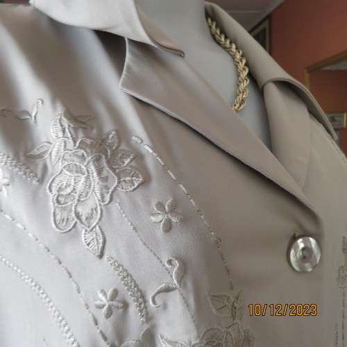 Stunning avo green richly embroidered silky polyester short sleeve top.By TUNG TAI size 40.As new.