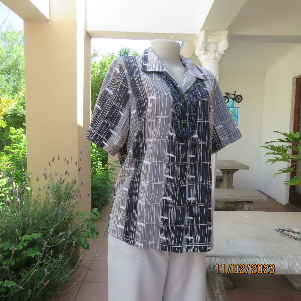 Monographic short sleeve button down top. Open collar. Size 42/18. By Boutique. Brand new cond.