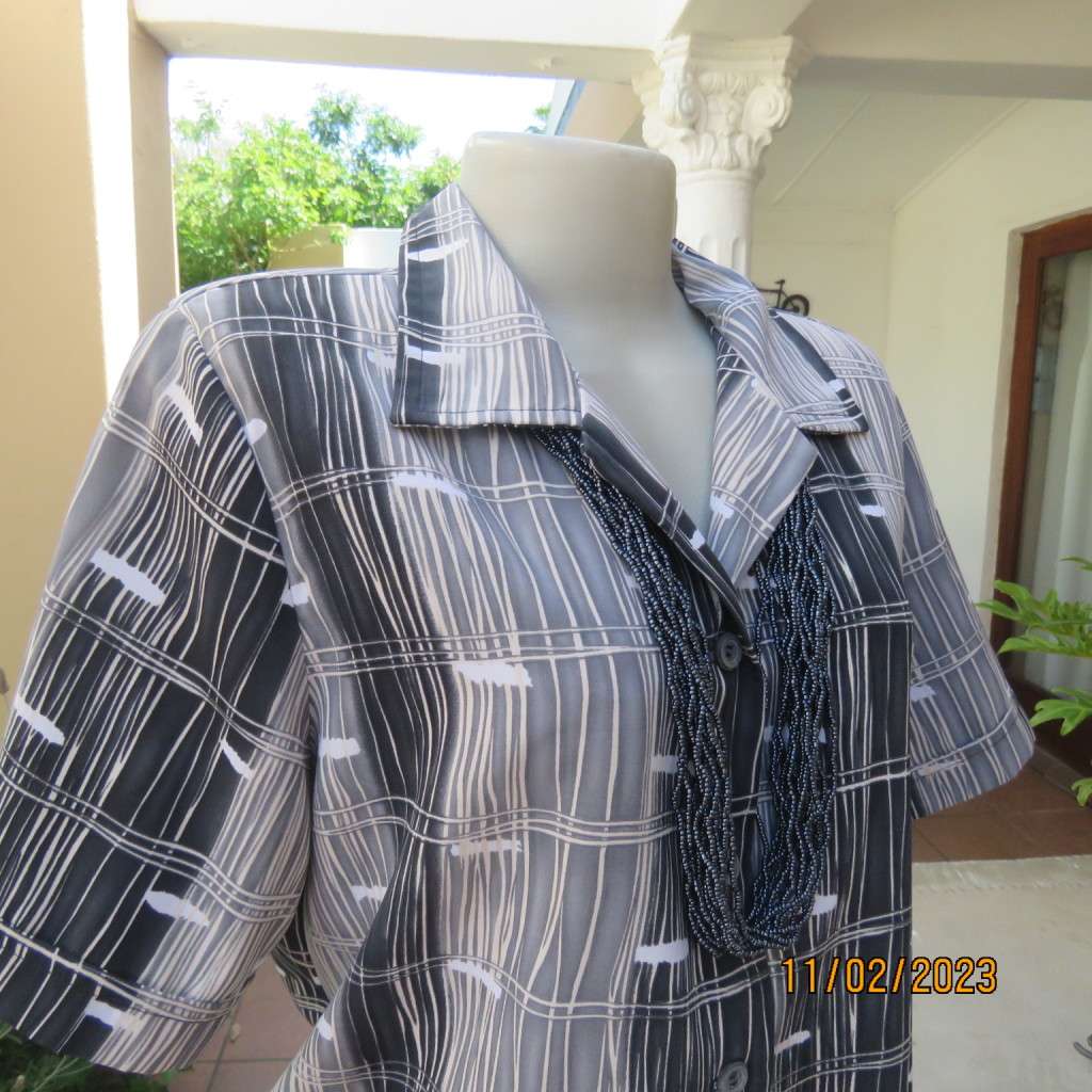 Monographic short sleeve button down top. Open collar. Size 42/18. By Boutique. Brand new cond.