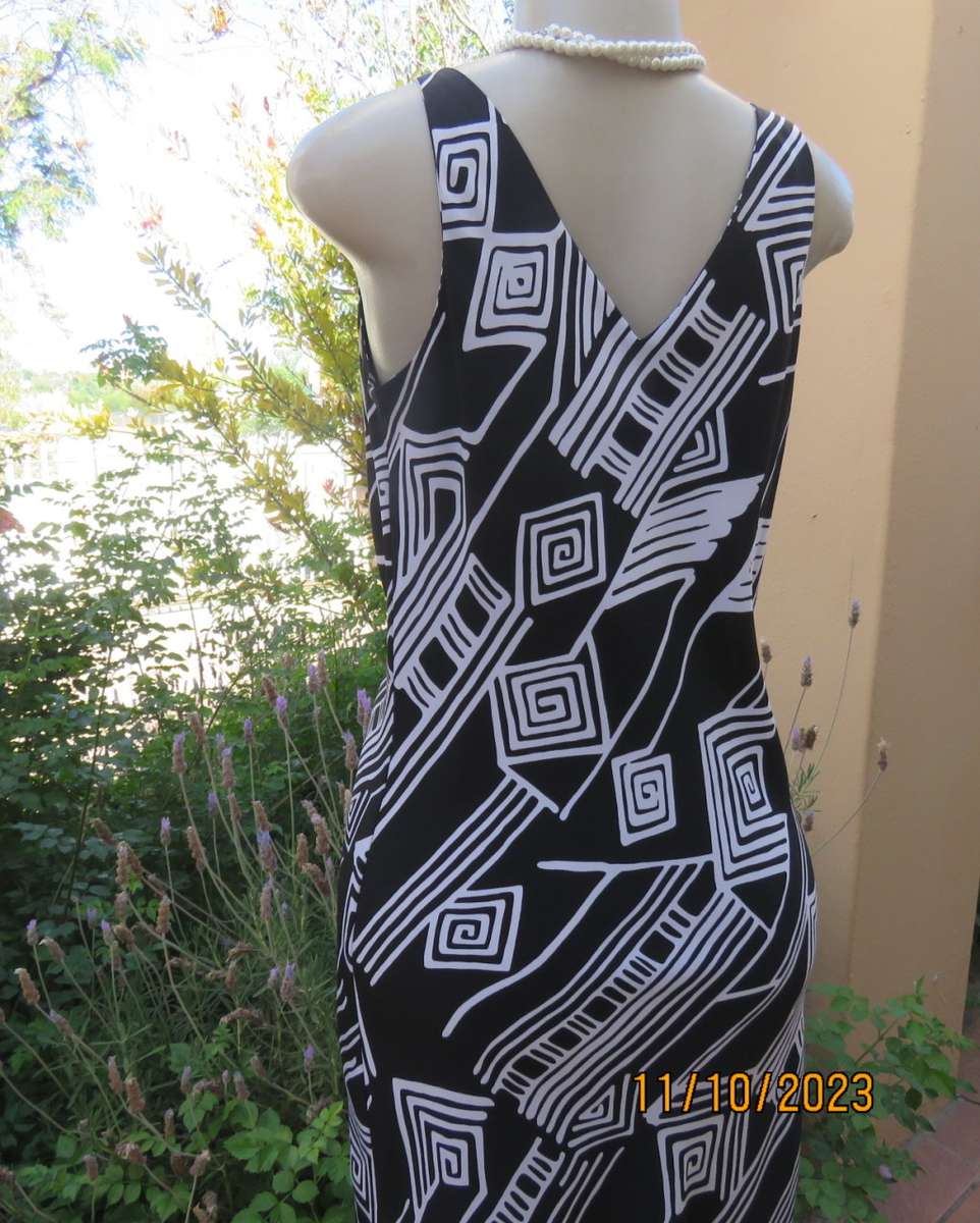 Sleek monochrome ankle length polyester dress in geometric print.Cowl neckline.Size 36/12  MILADY`S