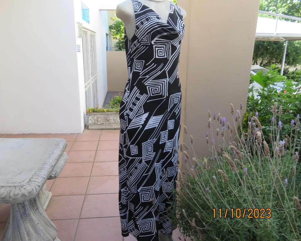 Sleek monochrome ankle length polyester dress in geometric print.Cowl neckline.Size 36/12  MILADY`S