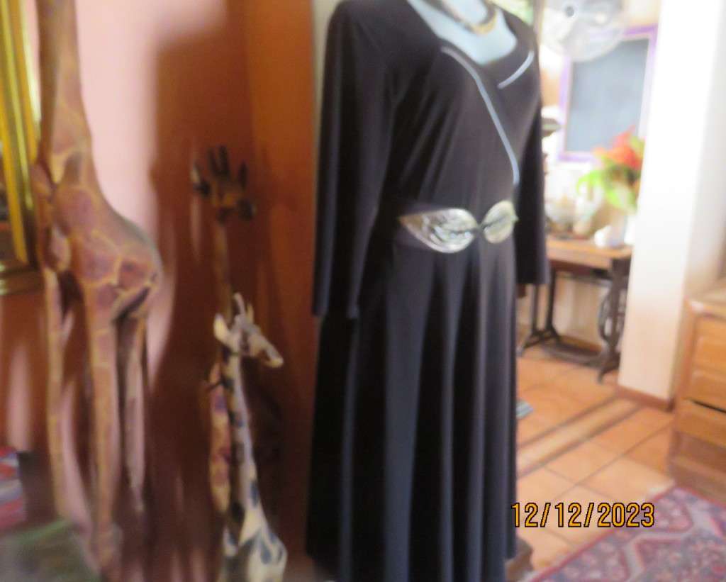 Figure fitting high quality DANIEL HECHTER choc brown stretch poly dress. Size 36. Flare bottom.