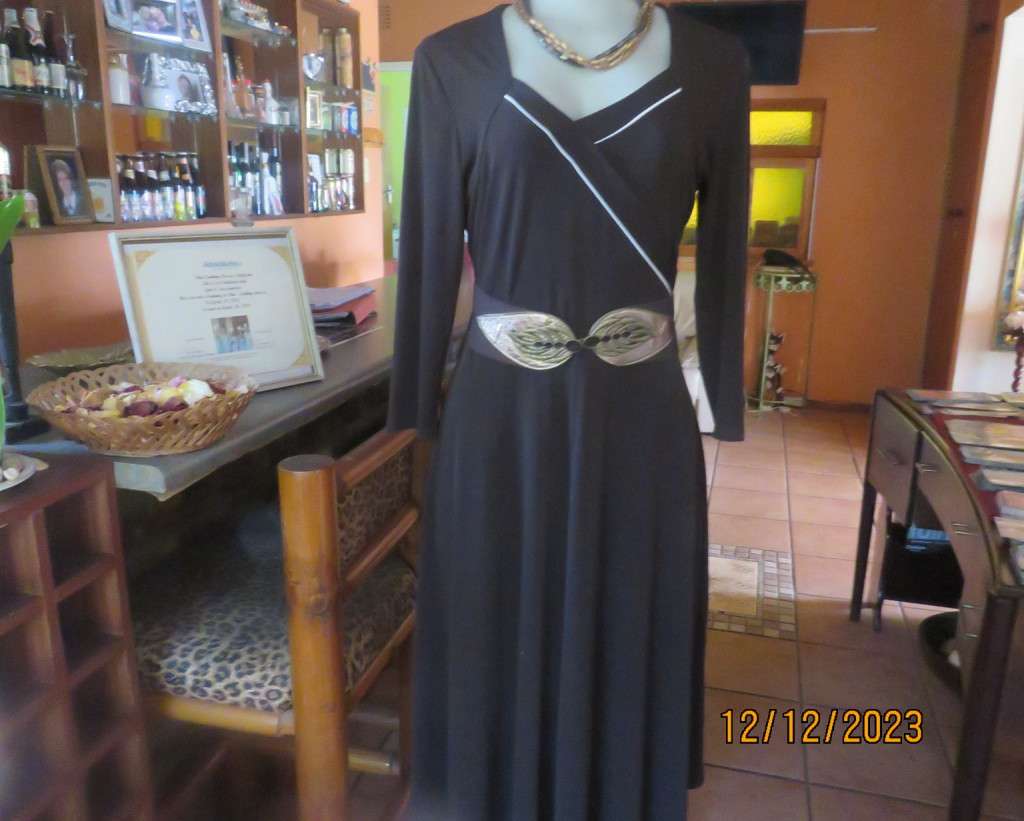 Figure fitting high quality DANIEL HECHTER choc brown stretch poly dress. Size 36. Flare bottom.