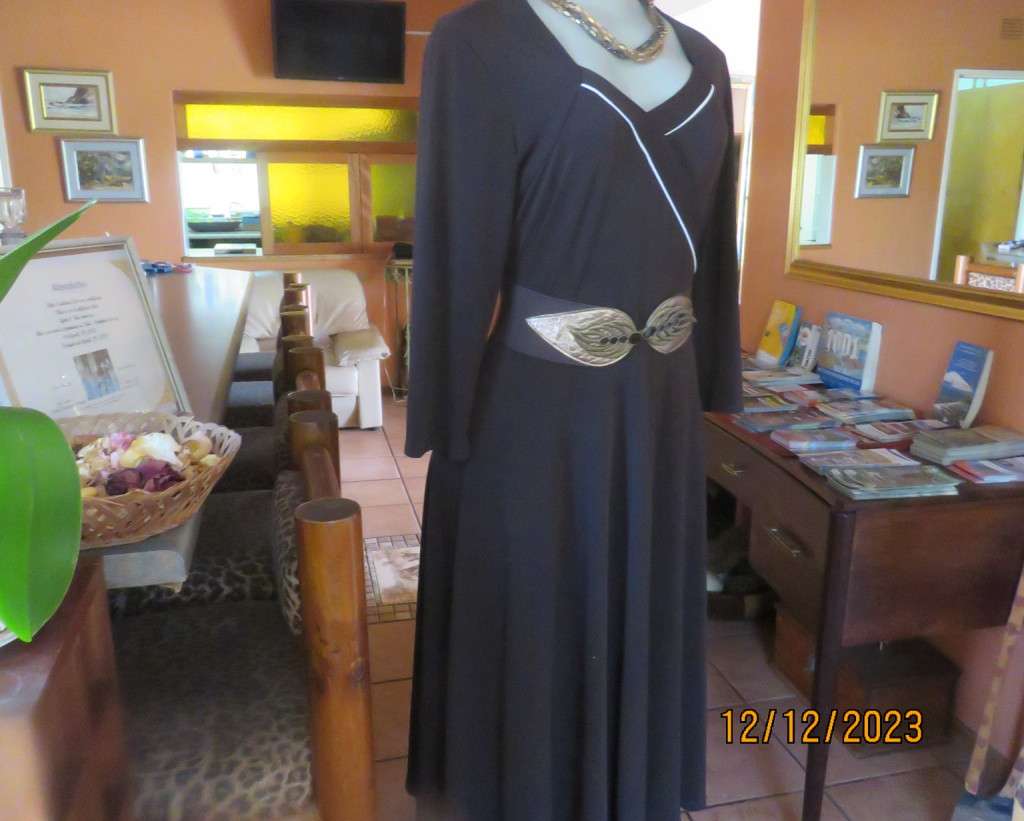 Figure fitting high quality DANIEL HECHTER choc brown stretch poly dress. Size 36. Flare bottom.