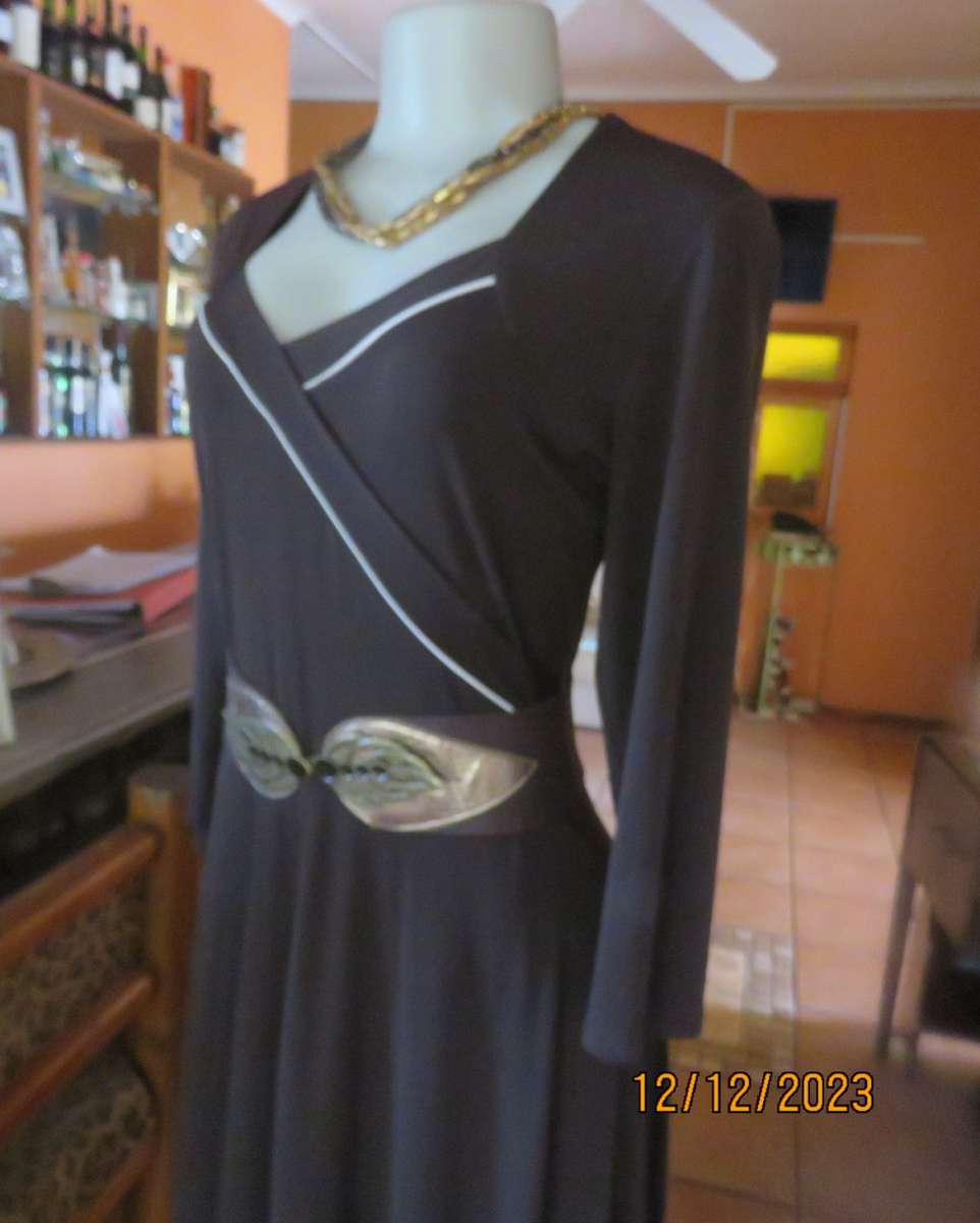 Figure fitting high quality DANIEL HECHTER choc brown stretch poly dress. Size 36. Flare bottom.
