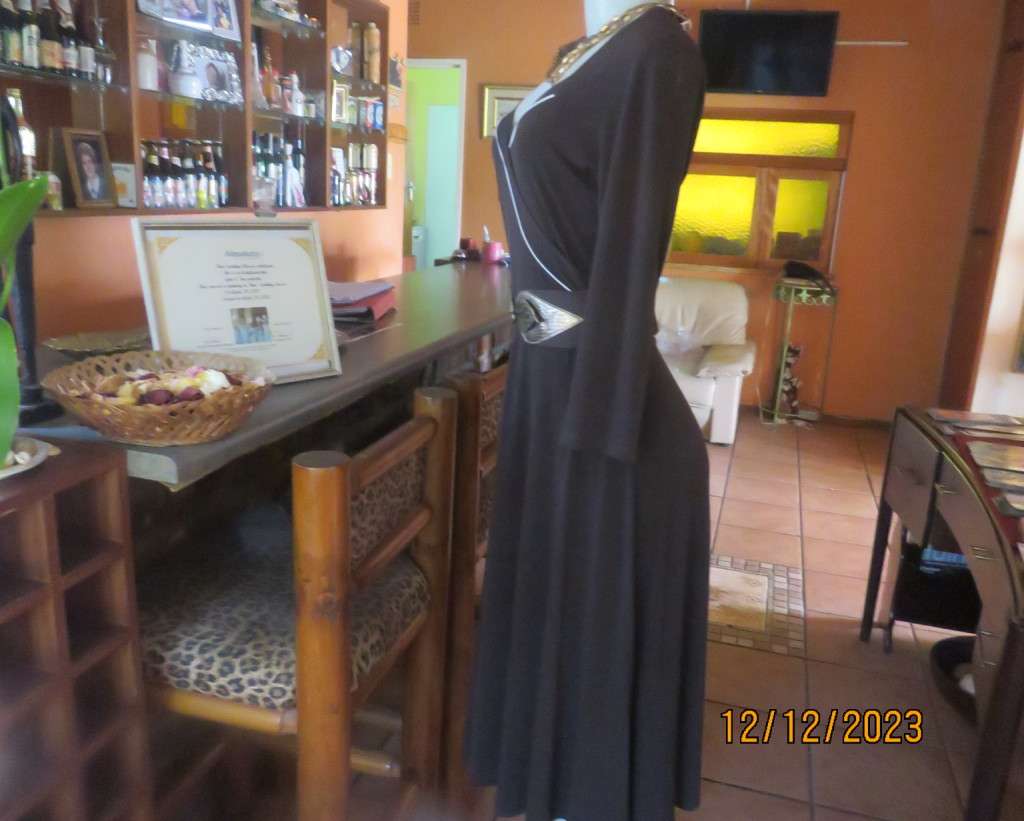 Figure fitting high quality DANIEL HECHTER choc brown stretch poly dress. Size 36. Flare bottom.