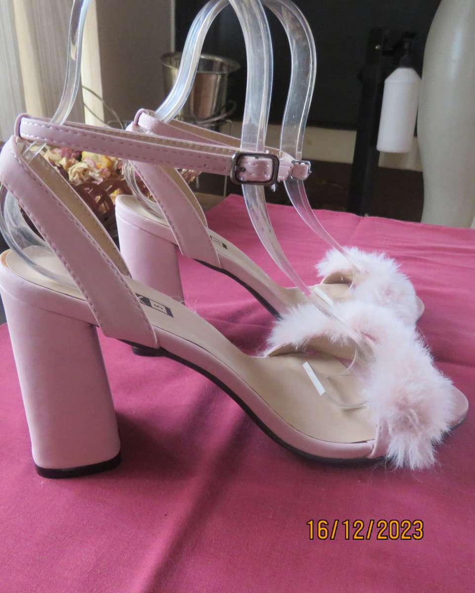 Pair of pale pink block heel sandals with ankle straps. Band over foot with faux fur.Size 5 by FIX.