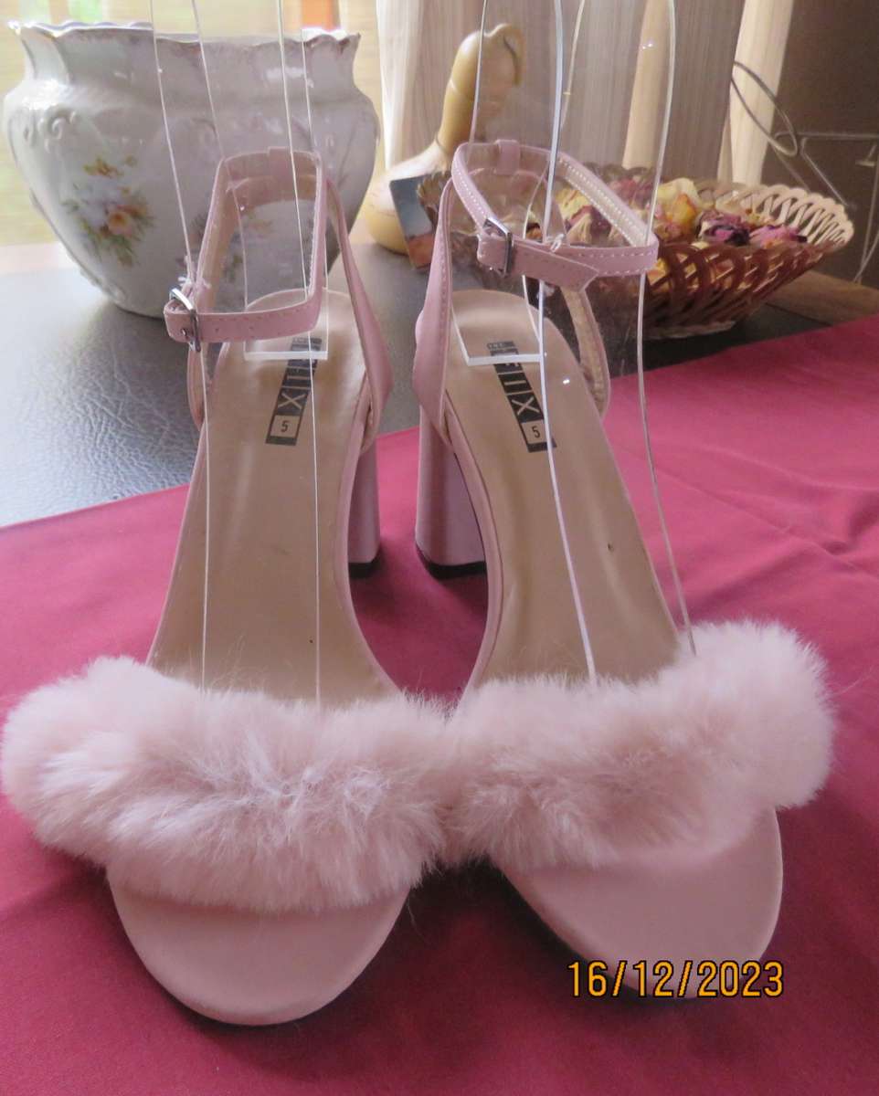 Pair of pale pink block heel sandals with ankle straps. Band over foot with faux fur.Size 5 by FIX.