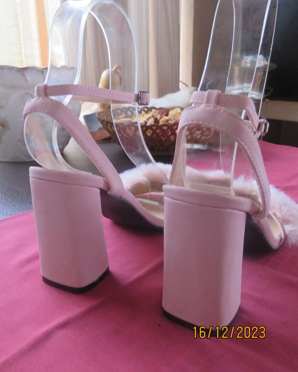 Pair of pale pink block heel sandals with ankle straps. Band over foot with faux fur.Size 5 by FIX.