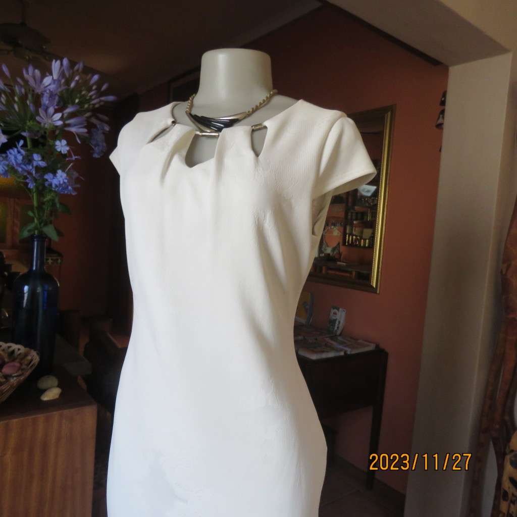 Up the luxe in this white baroque patterned sleek stretch polyester dress by TRUWORTHS.36.New cond.