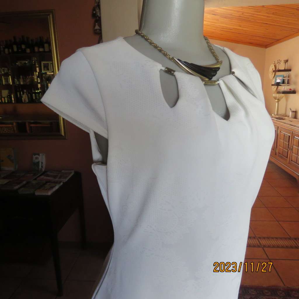 Up the luxe in this white baroque patterned sleek stretch polyester dress by TRUWORTHS.36.New cond.