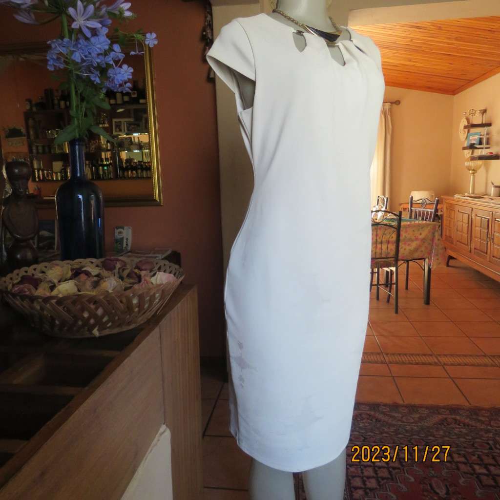 Up the luxe in this white baroque patterned sleek stretch polyester dress by TRUWORTHS.36.New cond.