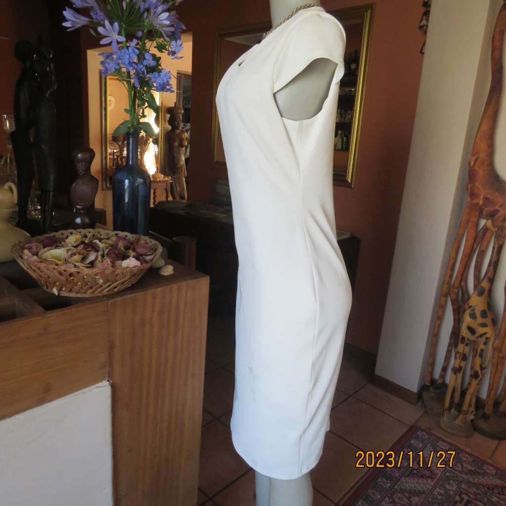 Up the luxe in this white baroque patterned sleek stretch polyester dress by TRUWORTHS.36.New cond.