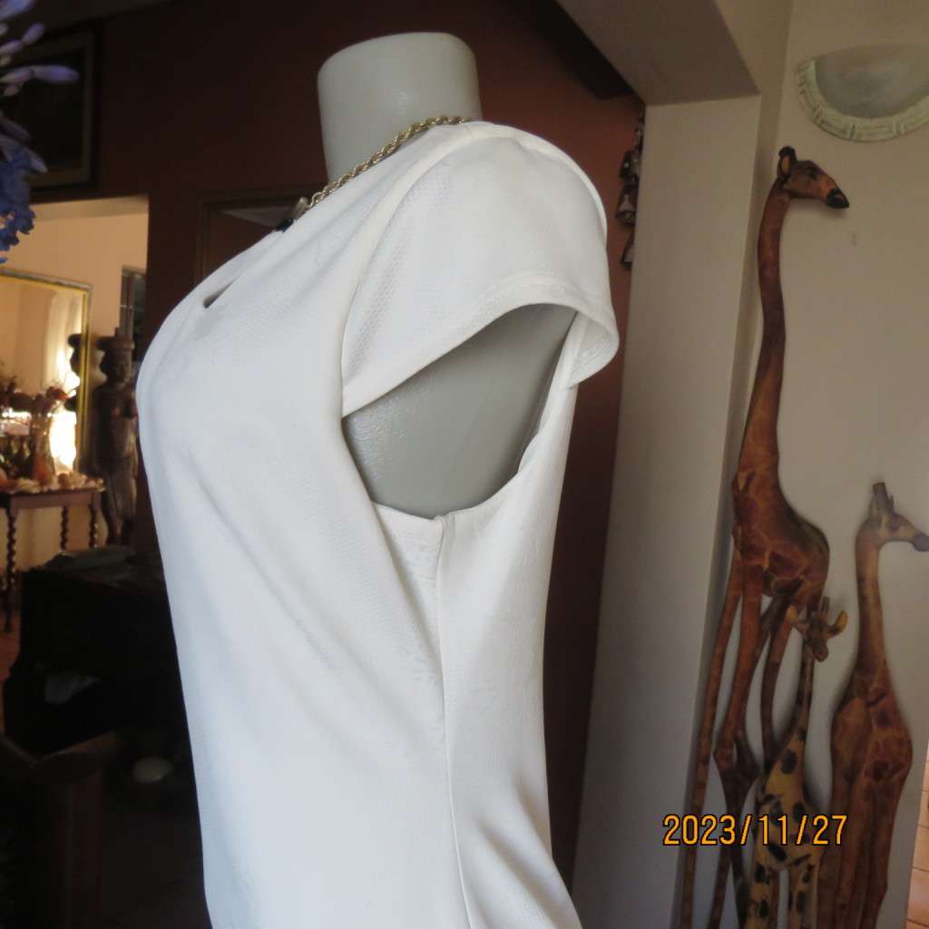 Up the luxe in this white baroque patterned sleek stretch polyester dress by TRUWORTHS.36.New cond.