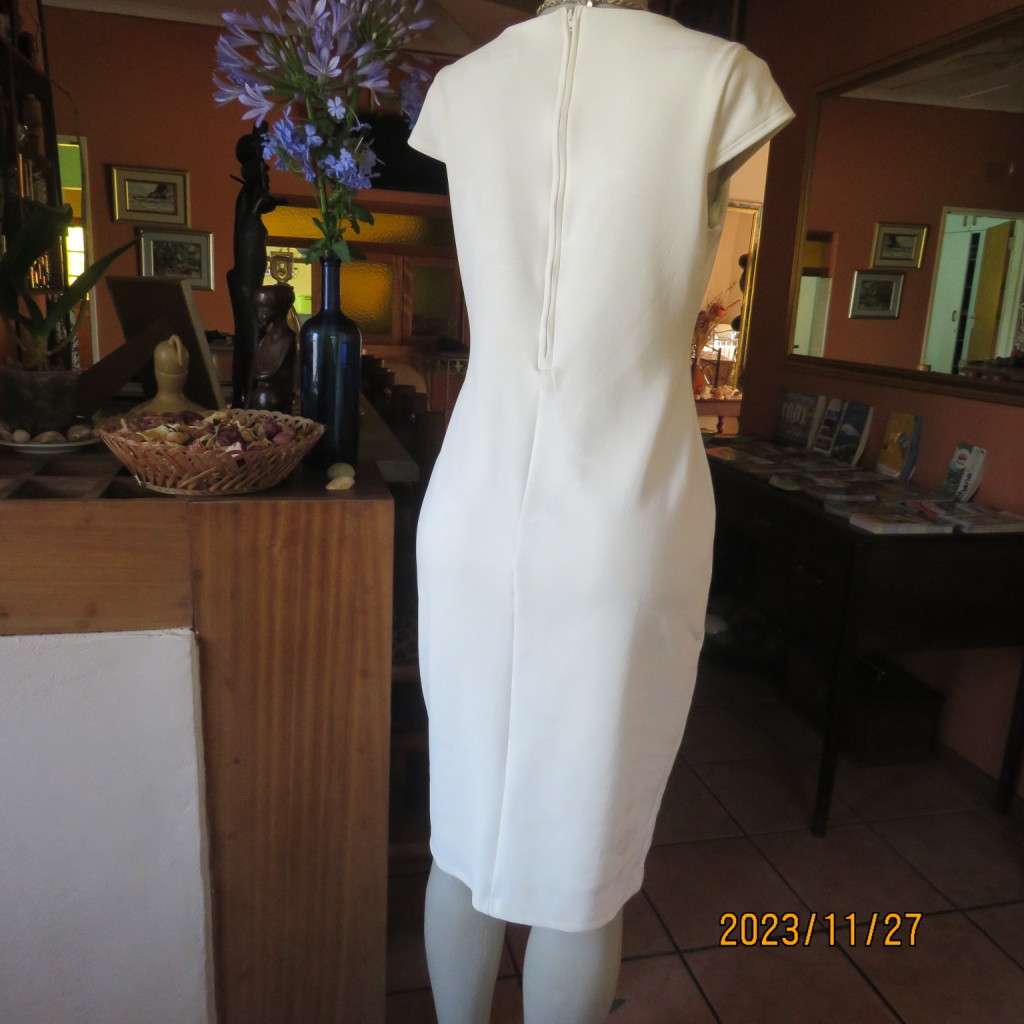 Up the luxe in this white baroque patterned sleek stretch polyester dress by TRUWORTHS.36.New cond.