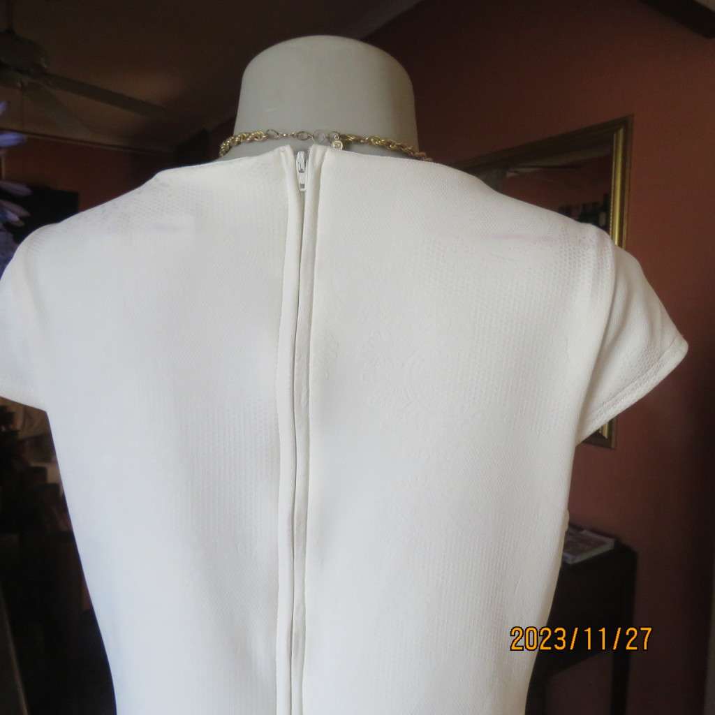 Up the luxe in this white baroque patterned sleek stretch polyester dress by TRUWORTHS.36.New cond.