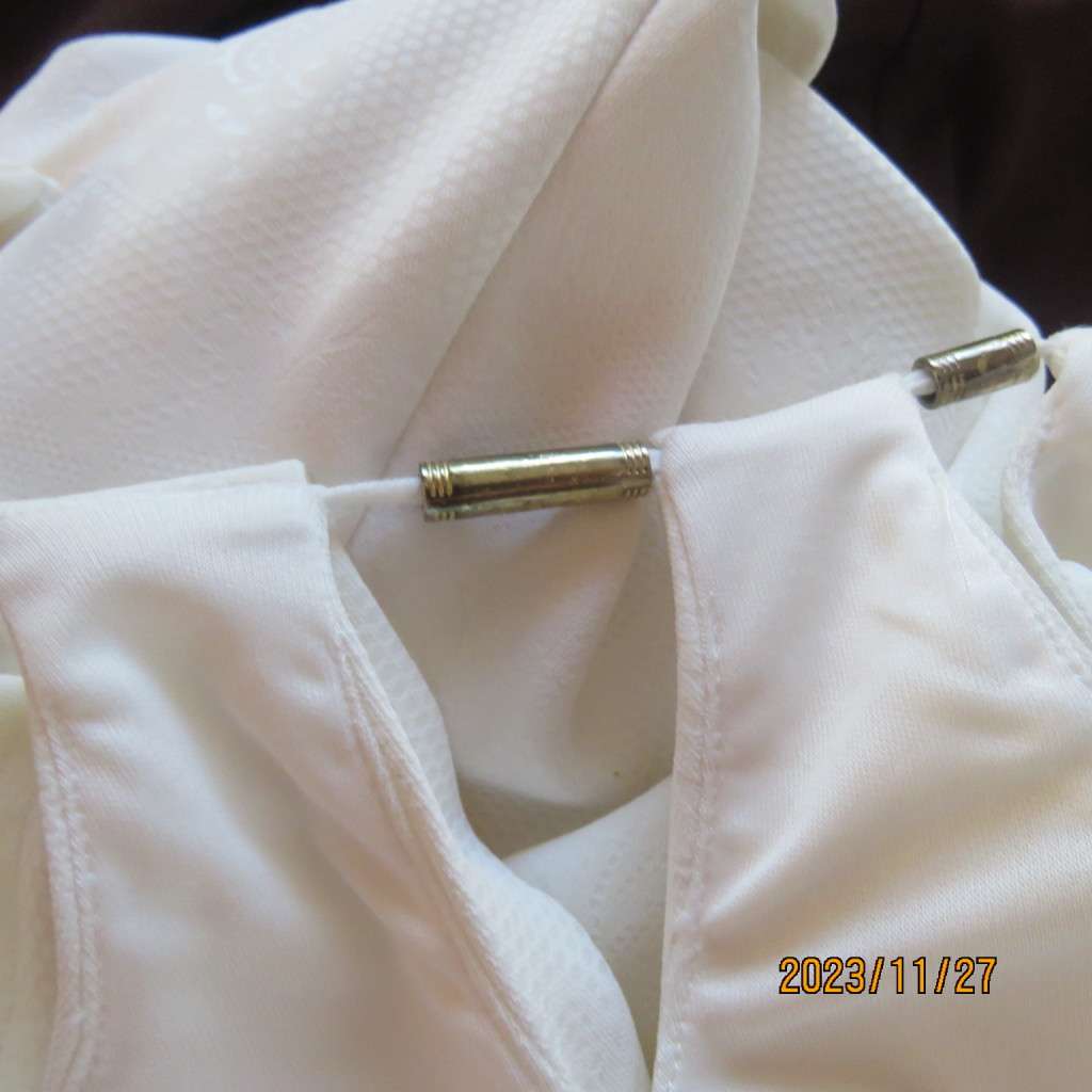 Up the luxe in this white baroque patterned sleek stretch polyester dress by TRUWORTHS.36.New cond.