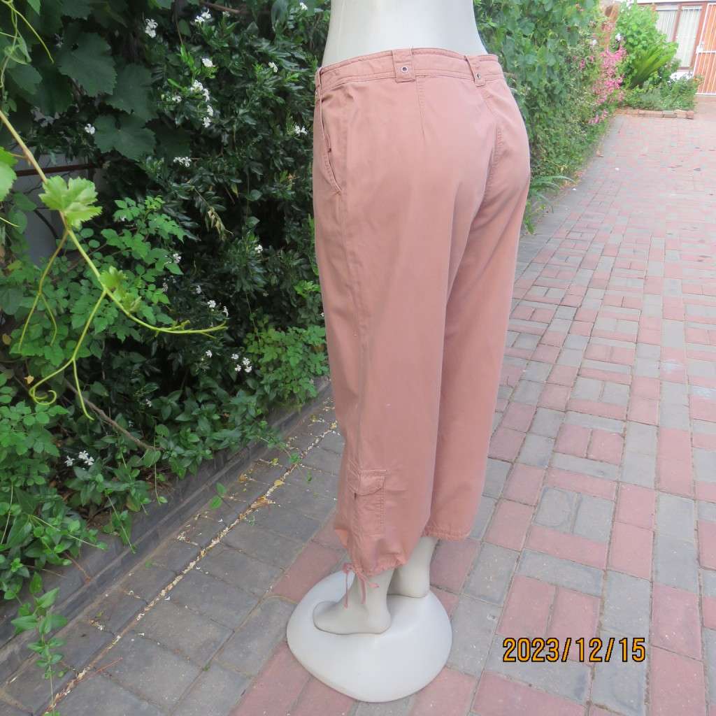 Totally off duty look ankle cotton pants in fawn. Size 36 by STATURE. Side and leg pockets. As new