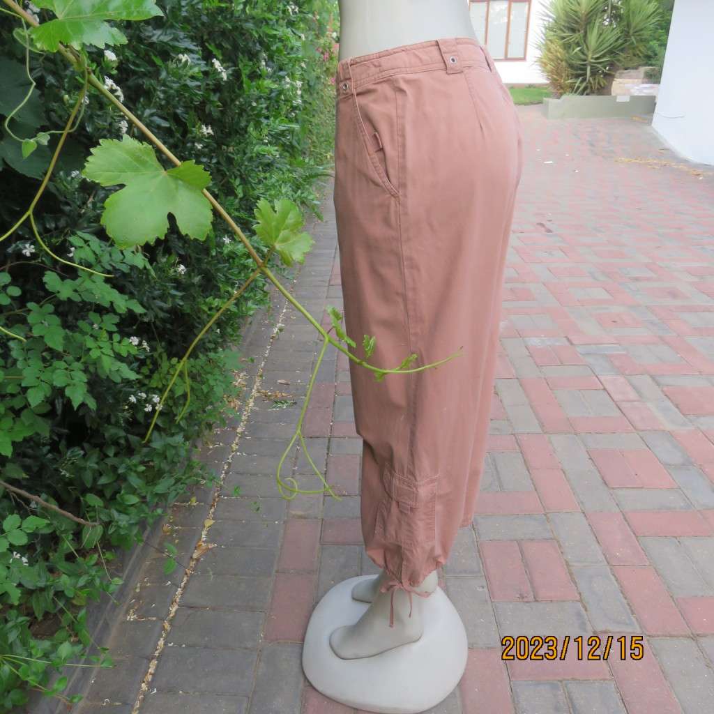 Totally off duty look ankle cotton pants in fawn. Size 36 by STATURE. Side and leg pockets. As new