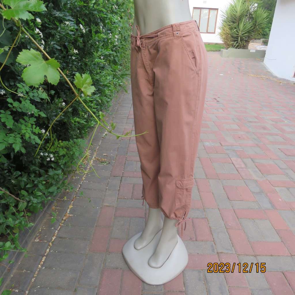 Totally off duty look ankle cotton pants in fawn. Size 36 by STATURE. Side and leg pockets. As new