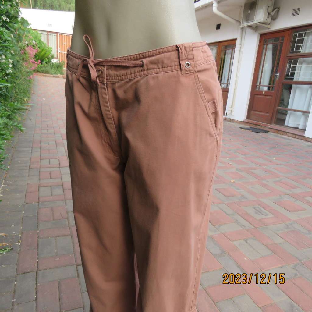 Totally off duty look ankle cotton pants in fawn. Size 36 by STATURE. Side and leg pockets. As new