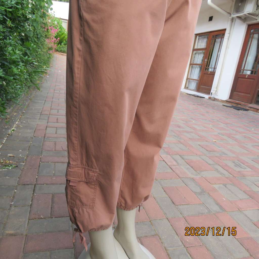 Totally off duty look ankle cotton pants in fawn. Size 36 by STATURE. Side and leg pockets. As new