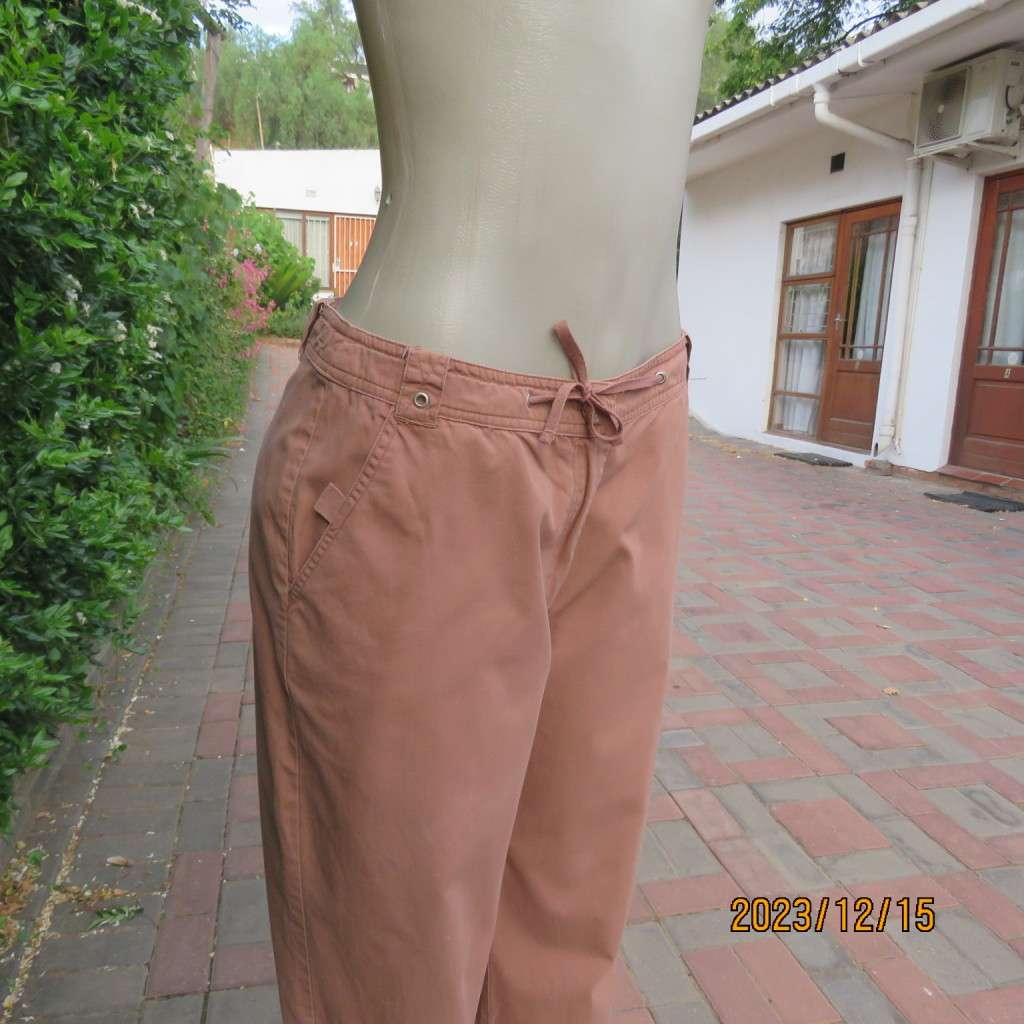 Totally off duty look ankle cotton pants in fawn. Size 36 by STATURE. Side and leg pockets. As new