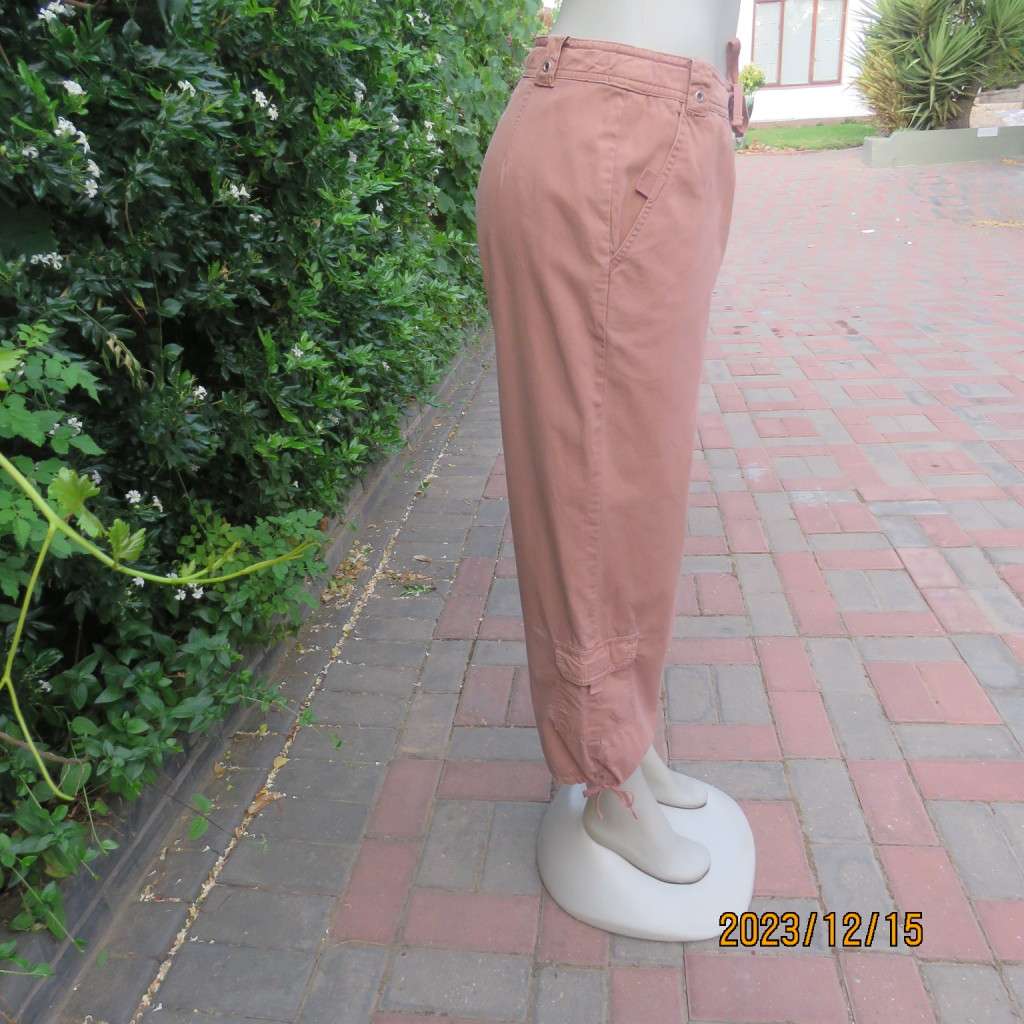 Totally off duty look ankle cotton pants in fawn. Size 36 by STATURE. Side and leg pockets. As new