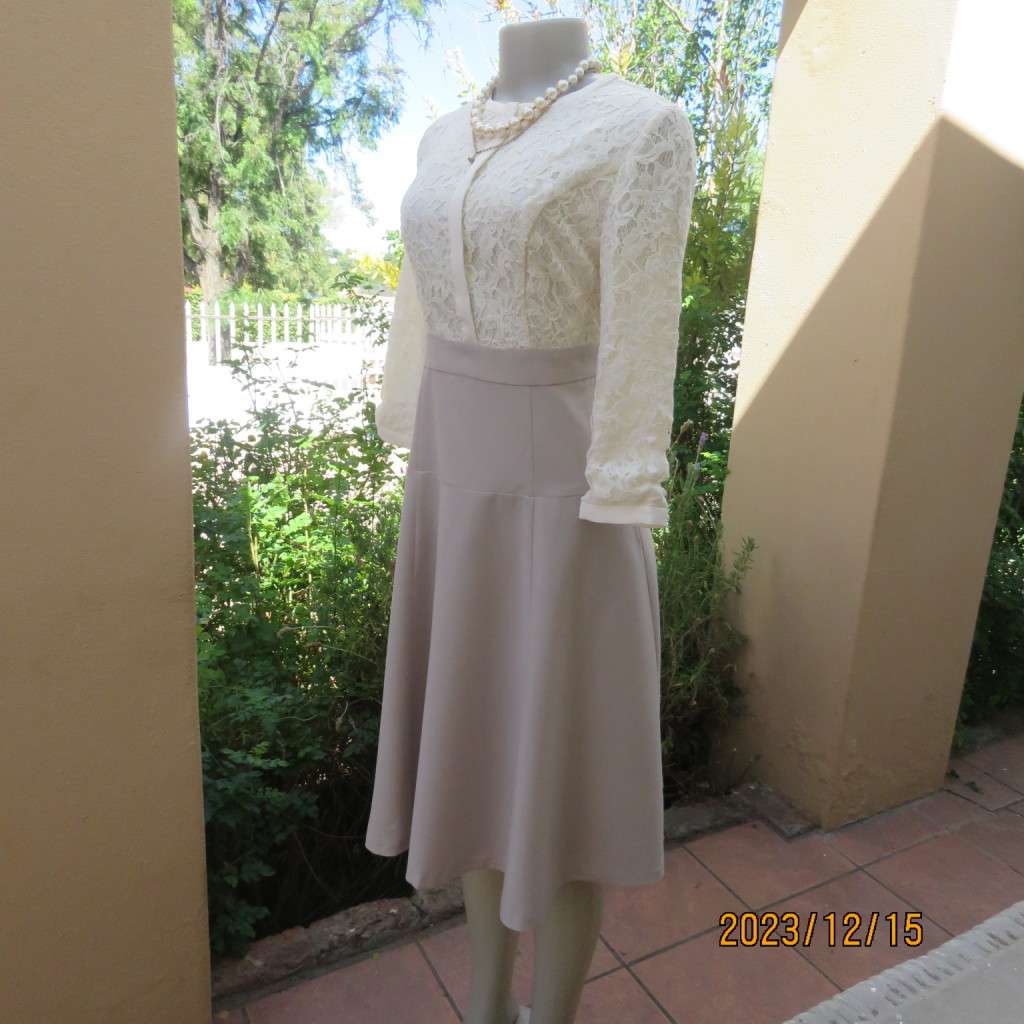 Absolute amazing formal dress with cream acrylic lace top/ecru poly/viscose A Line bottom.Size 35/11