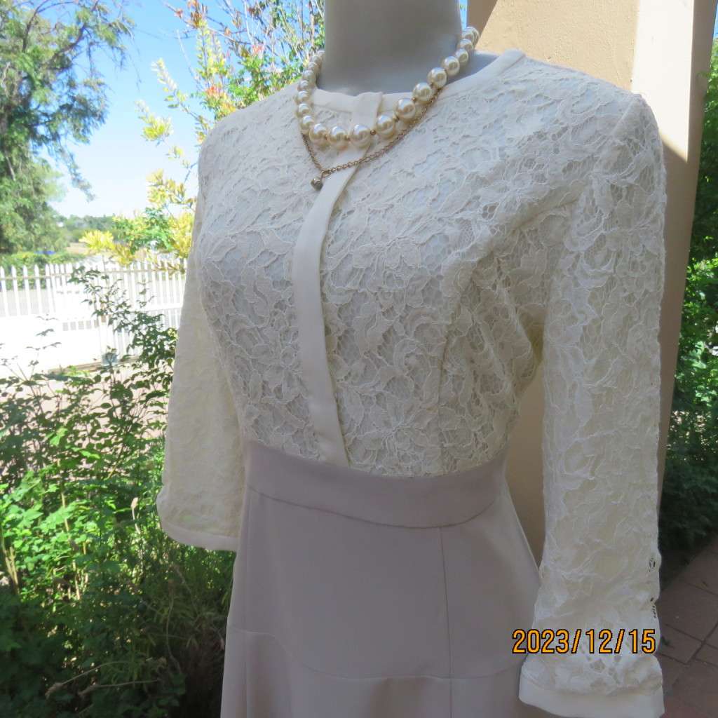 Absolute amazing formal dress with cream acrylic lace top/ecru poly/viscose A Line bottom.Size 35/11
