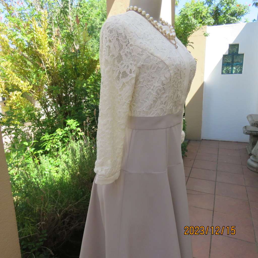 Absolute amazing formal dress with cream acrylic lace top/ecru poly/viscose A Line bottom.Size 35/11