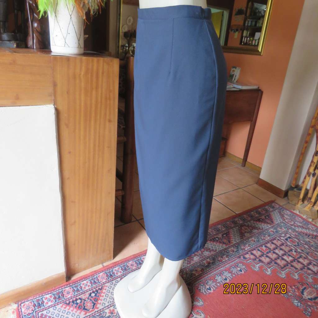 Elegant ankle length navy no stretch polyester pencil skirt size 36/12. Zip/slit at back. New cond.