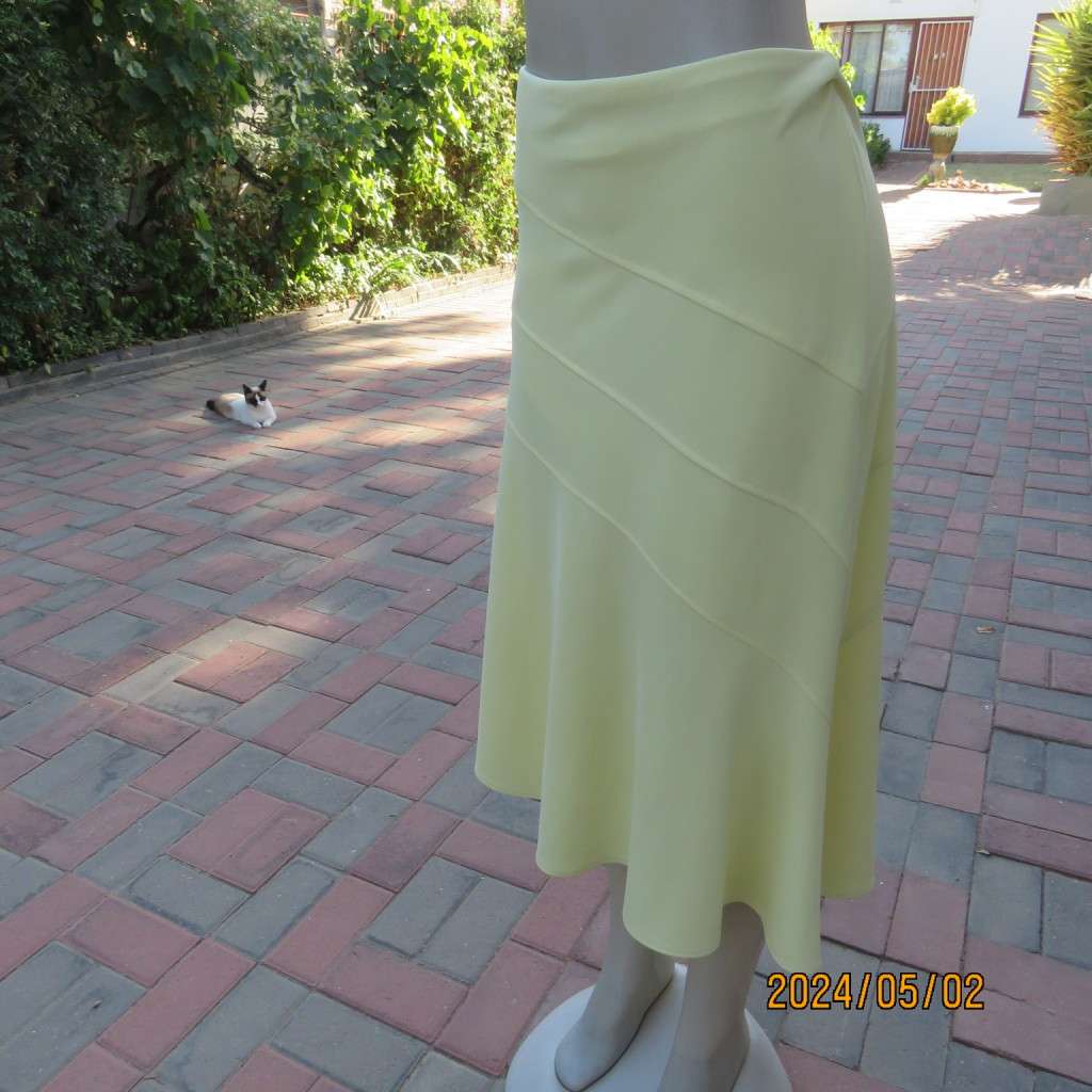 Amazing paneled chartreuse yellow 100% polyester lined calf length skirt. By EXACT size 38. New cond