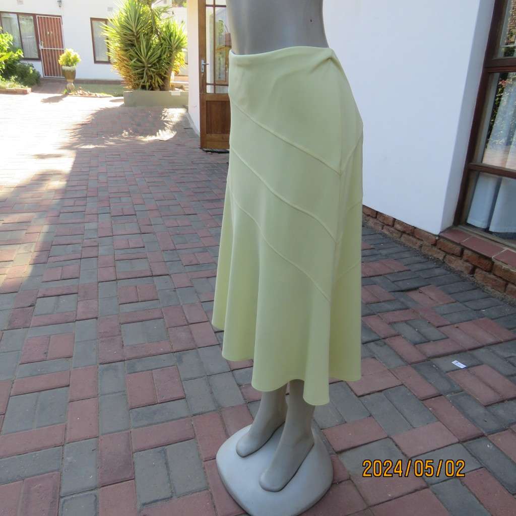 Amazing paneled chartreuse yellow 100% polyester lined calf length skirt. By EXACT size 38. New cond