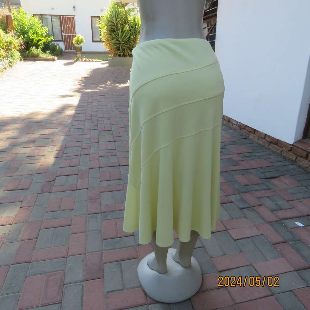 Amazing paneled chartreuse yellow 100% polyester lined calf length skirt. By EXACT size 38. New cond