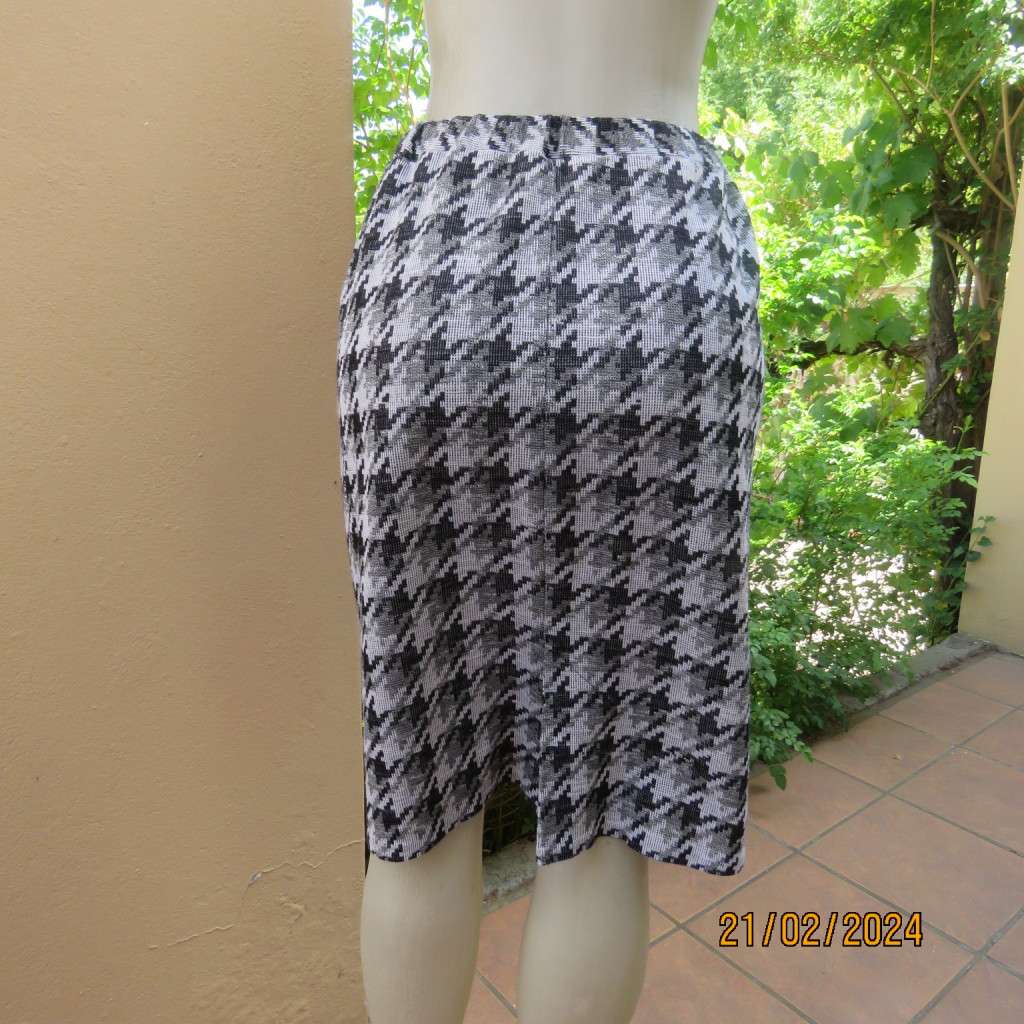 Checkmate! Fabulous size 38 black/white/grey hounds tooth check pencil skirt. With pleat. As new