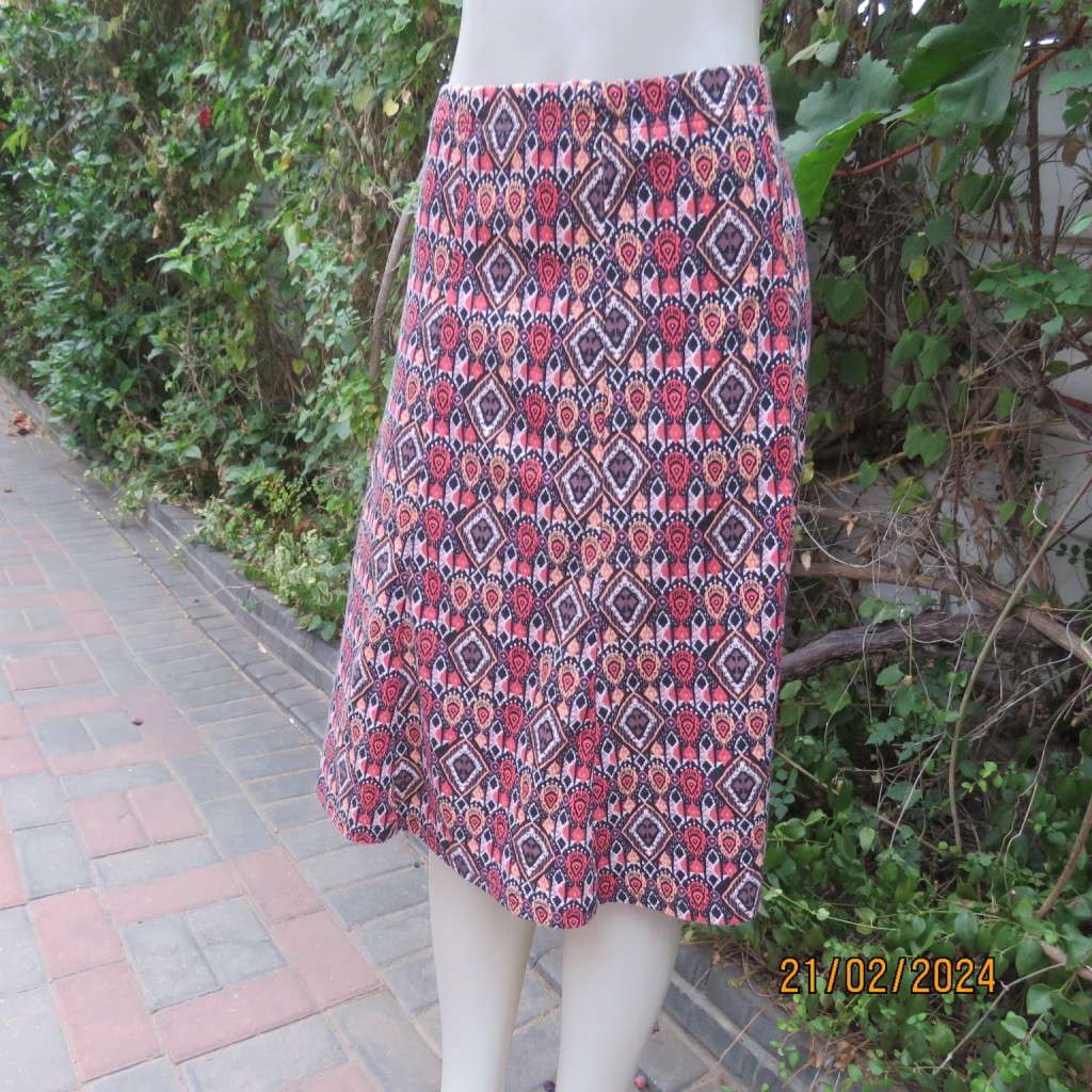 Beautiful A-Line paneled (8) geometric printed skirt in autumn colours. Size 38 by IMAGE. New cond.