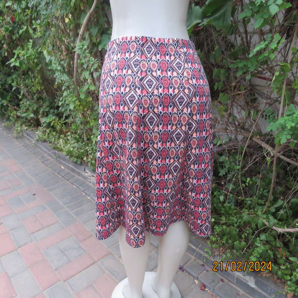 Beautiful A-Line paneled (8) geometric printed skirt in autumn colours. Size 38 by IMAGE. New cond.