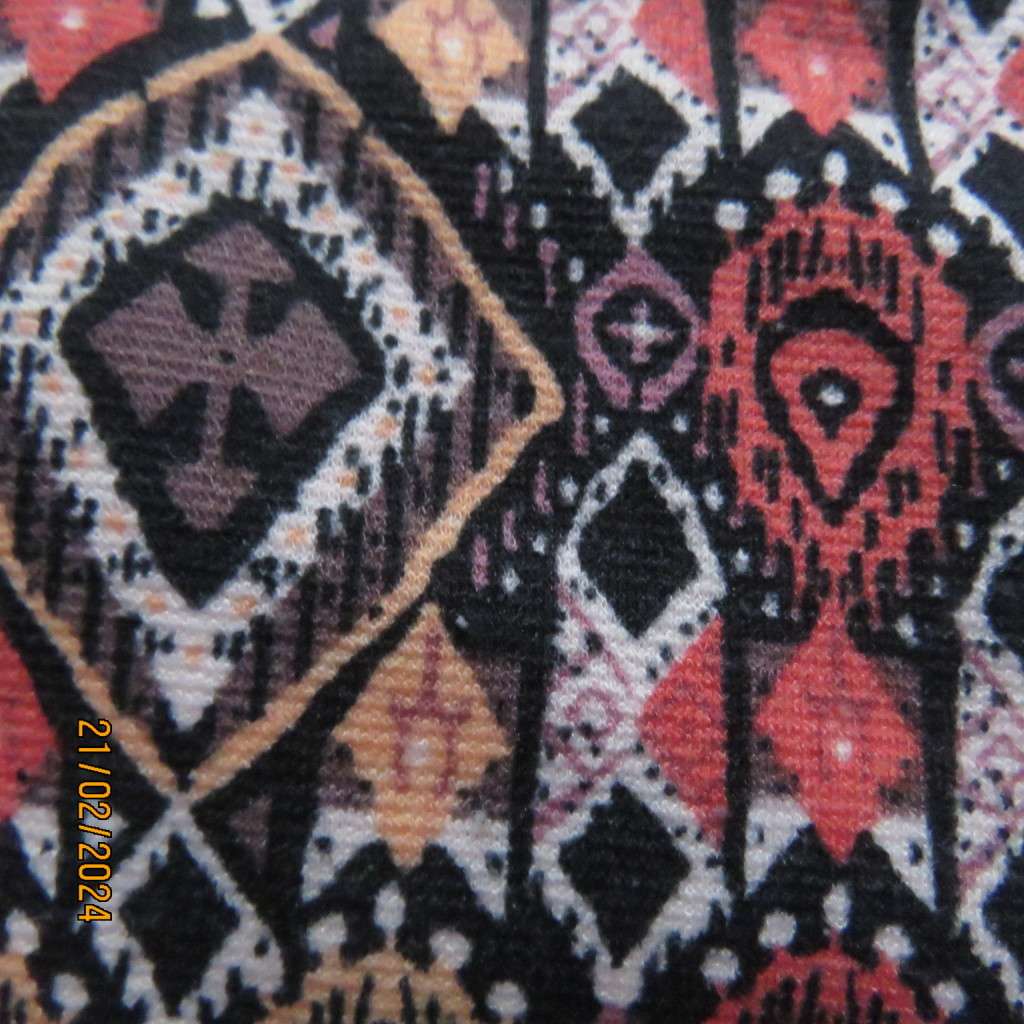 Beautiful A-Line paneled (8) geometric printed skirt in autumn colours. Size 38 by IMAGE. New cond.