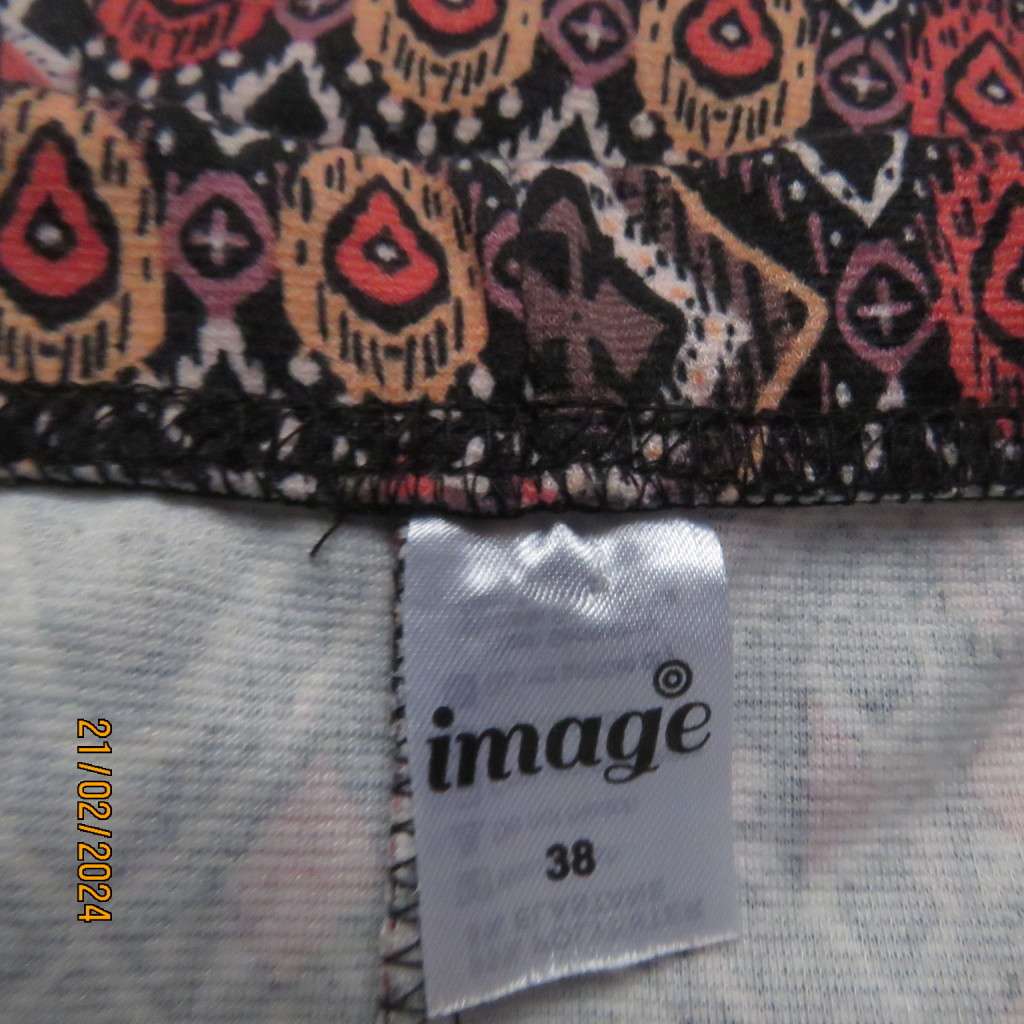 Beautiful A-Line paneled (8) geometric printed skirt in autumn colours. Size 38 by IMAGE. New cond.