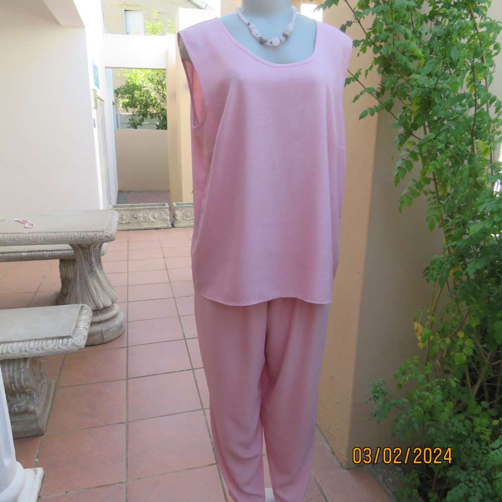 Up the luxe with this 3 pc rose pink ensemble by CAVIAR size 40. Comfy pants, sleeveless top, jacket