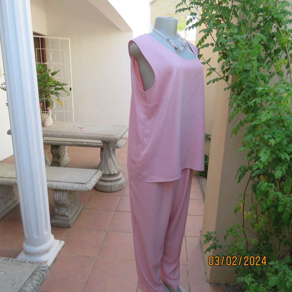 Up the luxe with this 3 pc rose pink ensemble by CAVIAR size 40. Comfy pants, sleeveless top, jacket