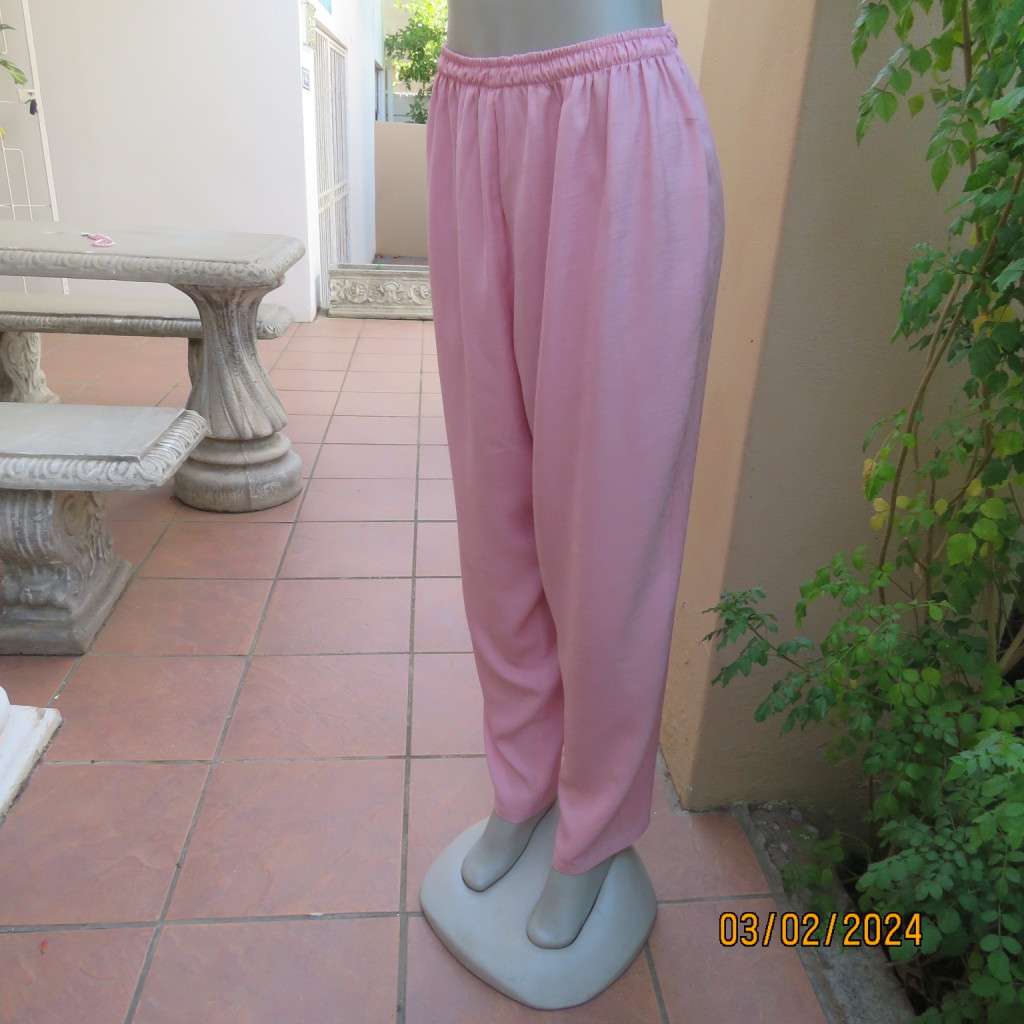 Up the luxe with this 3 pc rose pink ensemble by CAVIAR size 40. Comfy pants, sleeveless top, jacket