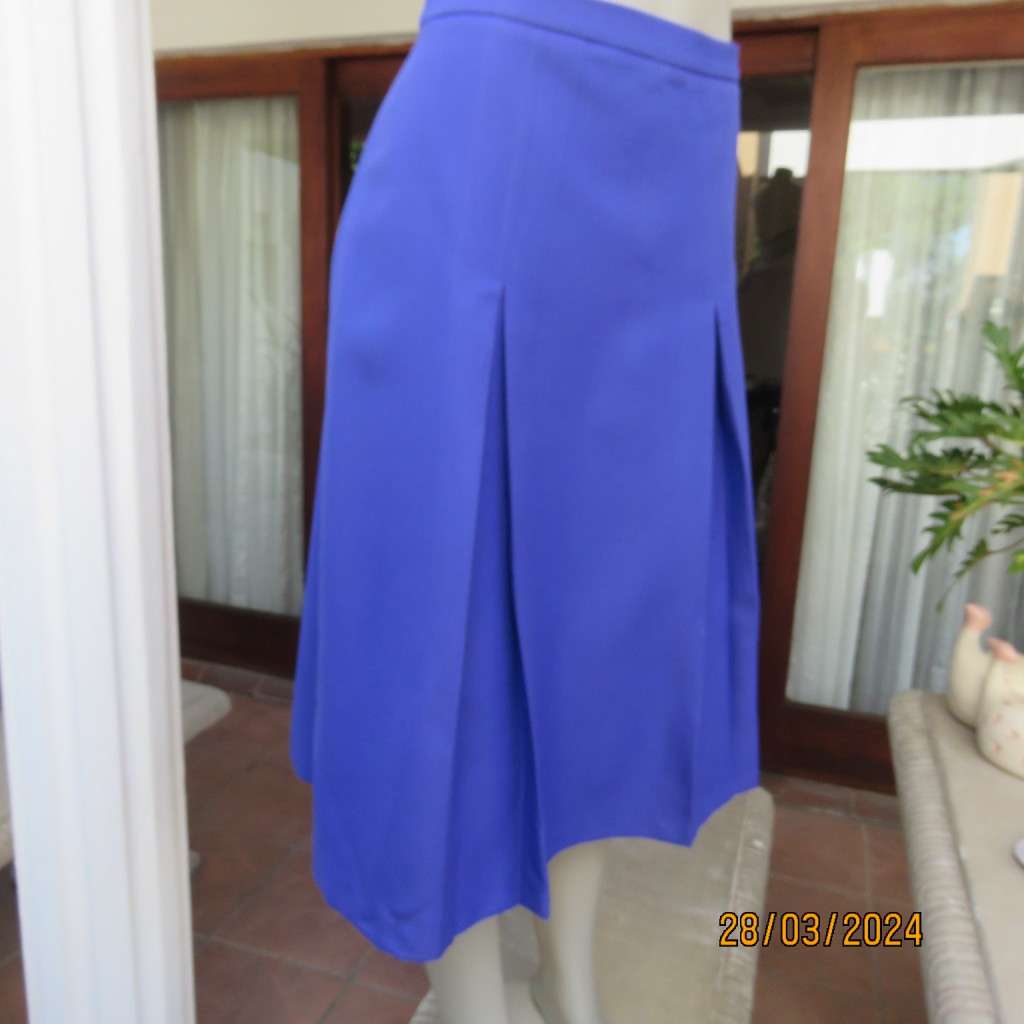 Smart, elegant vintage skirt in azure blue heavy polyester. Two front pleats. By SHAPERON.Size 40