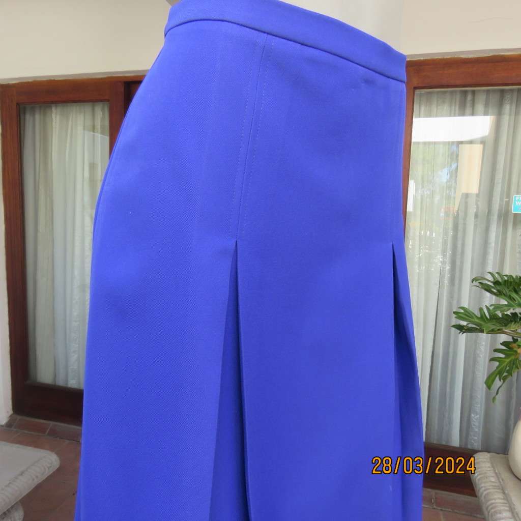 Smart, elegant vintage skirt in azure blue heavy polyester. Two front pleats. By SHAPERON.Size 40