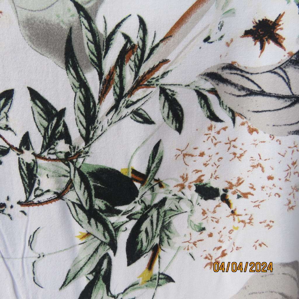 Queenspark white viscose button down top with floral pattern.Open collar. Lace inlays.Size 40.As new